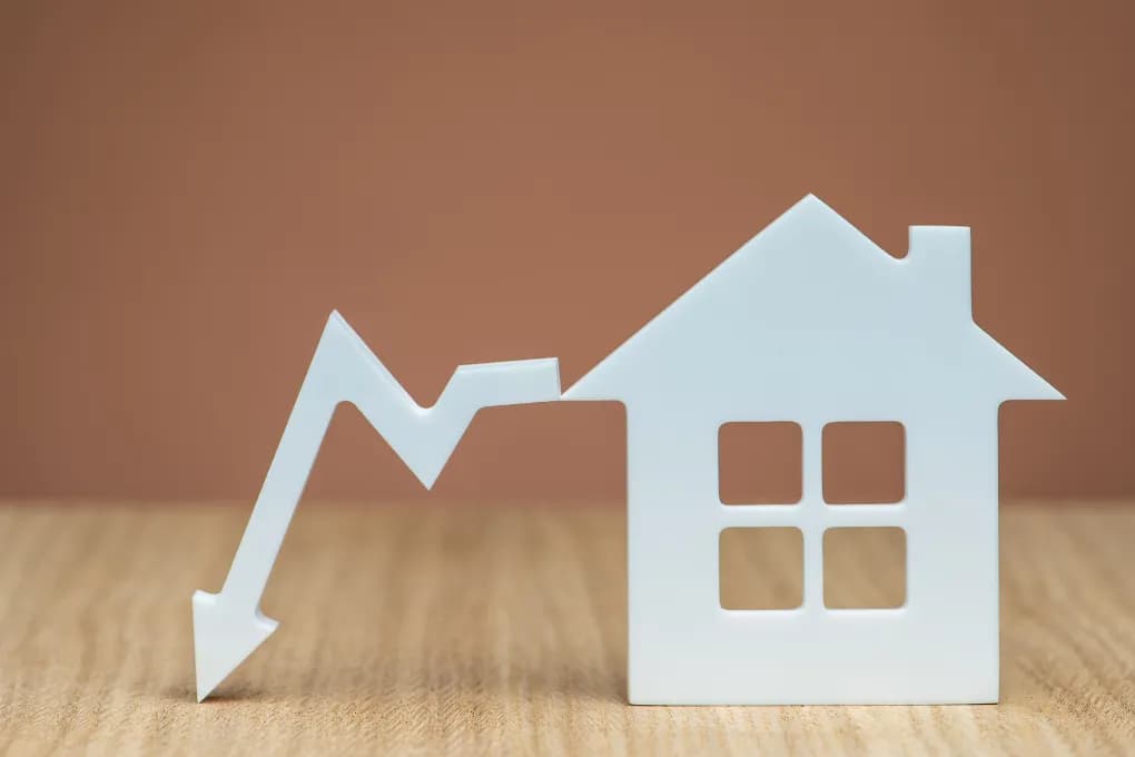 image of a toy house with a graph indicating growth
